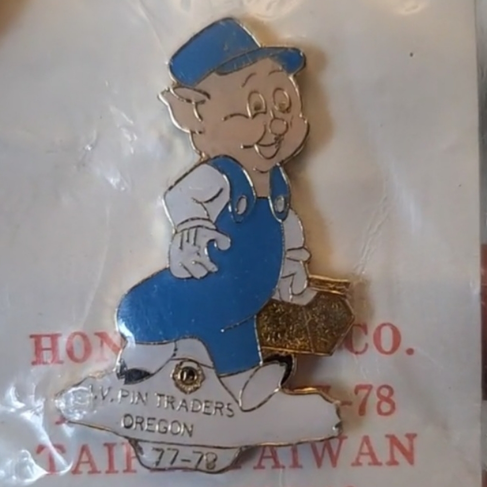 Vintage Lions Club I.V. Pig Traders Oregon 77-78 Souvenir Trading Pin